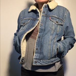 LEVI’S Sherpa lined jean jacket